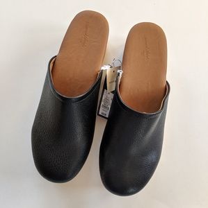 Universal Thread black clogs NWT